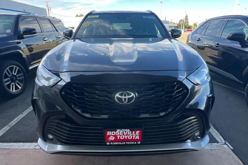 Midnight Black Metallic 2025 Toyota Highlander XSE