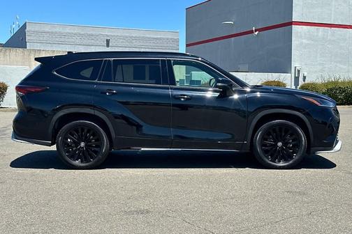 Midnight Black Metallic 2025 Toyota Highlander XSE