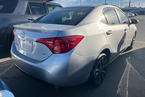 Classic Silver Metallic 2018 Toyota Corolla SE