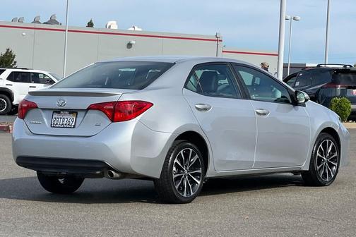 Classic Silver Metallic 2018 Toyota Corolla SE
