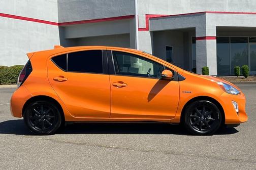 Tangerine Splash Pearl 2016 Toyota Prius c Four