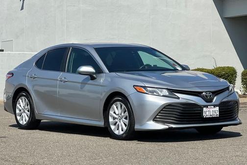 Celestial Silver Metallic 2018 Toyota Camry LE