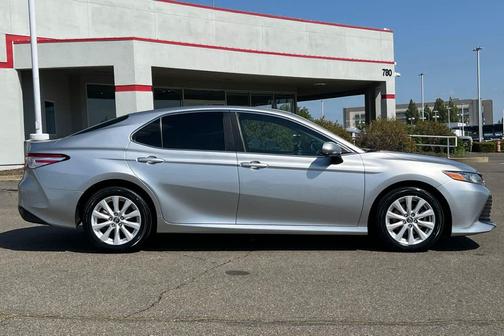 Celestial Silver Metallic 2018 Toyota Camry LE