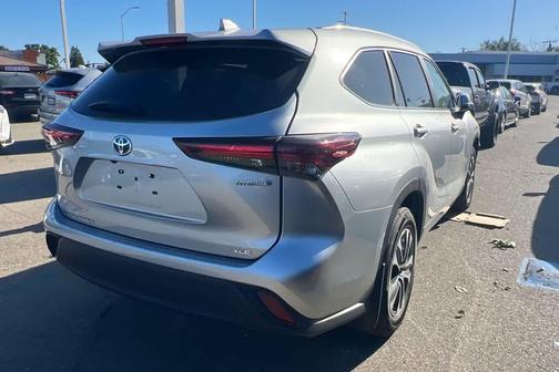Celestial Silver Metallic 2024 Toyota Highlander Hybrid XLE