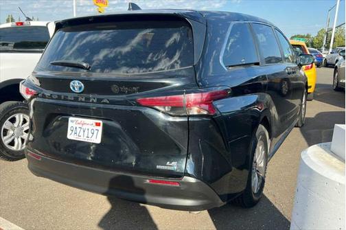 2022 Toyota Sienna LE