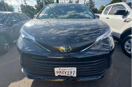 2022 Toyota Sienna LE