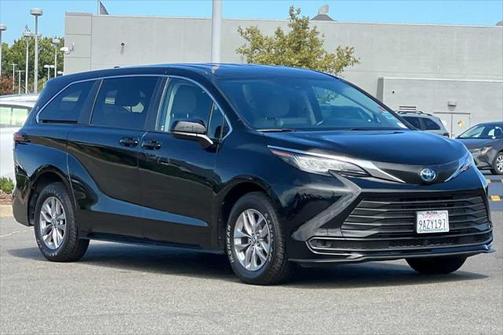 2022 Toyota Sienna LE