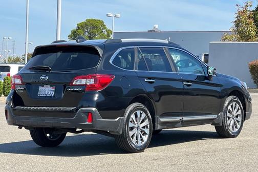 Crystal Black Silica 2018 Subaru Outback 2.5i Touring