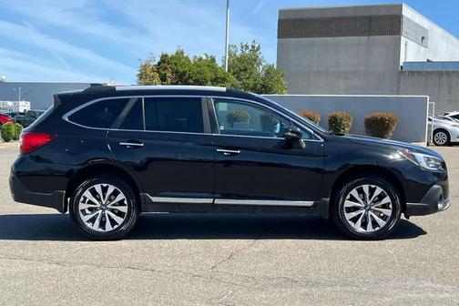 Crystal Black Silica 2018 Subaru Outback 2.5i Touring
