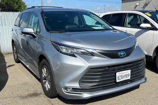 Celestial Silver Metallic 2022 Toyota Sienna XLE