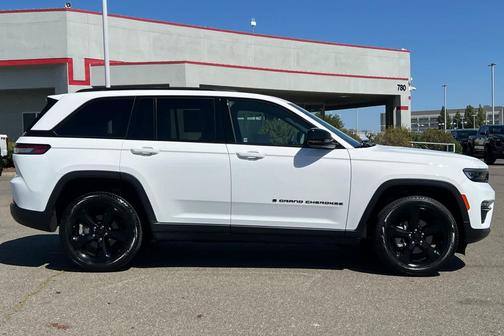Bright White Clearcoat 2025 Jeep Grand Cherokee Limited