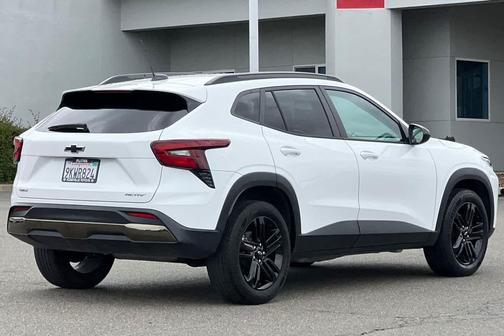 Summit White 2024 Chevrolet Trax FWD ACTIV
