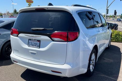 Bright White Clearcoat 2021 Chrysler Voyager LXI
