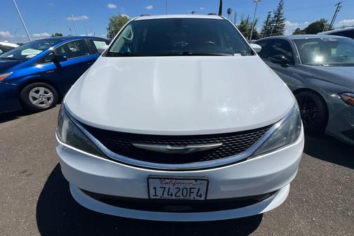 Bright White Clearcoat 2021 Chrysler Voyager LXI