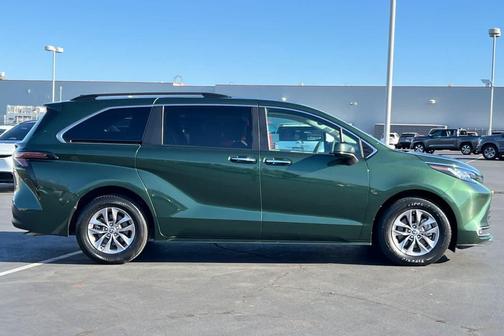 2023 Toyota Sienna XLE 8 Passenger