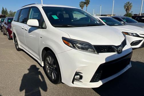 Super White 2019 Toyota Sienna SE Premium
