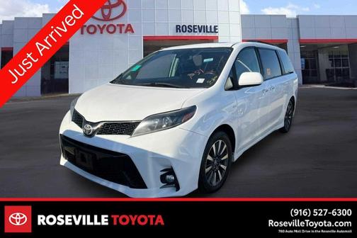 Super White 2019 Toyota Sienna SE Premium