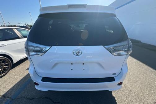 Super White 2019 Toyota Sienna SE Premium