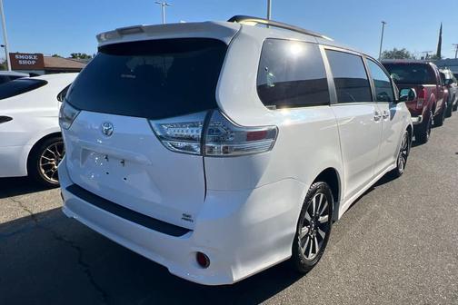 Super White 2019 Toyota Sienna SE Premium