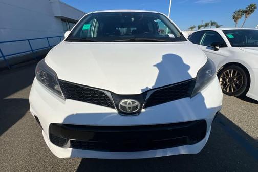 Super White 2019 Toyota Sienna SE Premium