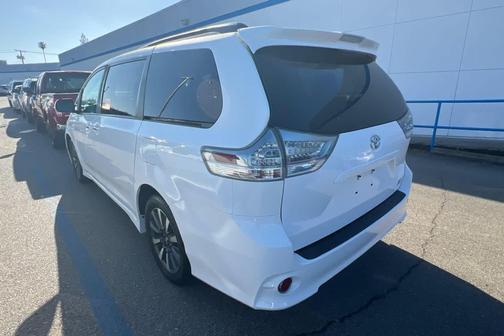 Super White 2019 Toyota Sienna SE Premium