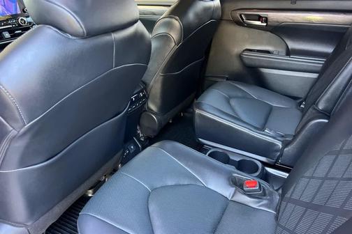 Celestial Silver Metallic 2025 Toyota Highlander Platinum