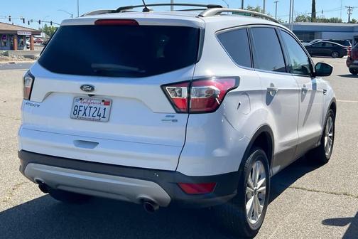 Oxford White 2018 Ford Escape SE