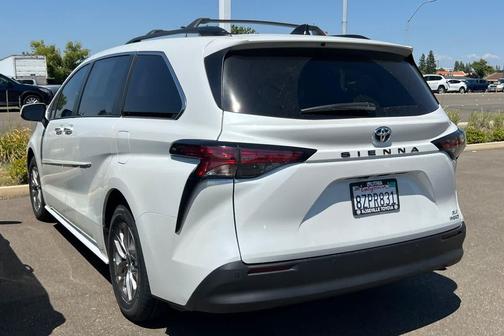 Wind Chill Pearl 2022 Toyota Sienna XLE