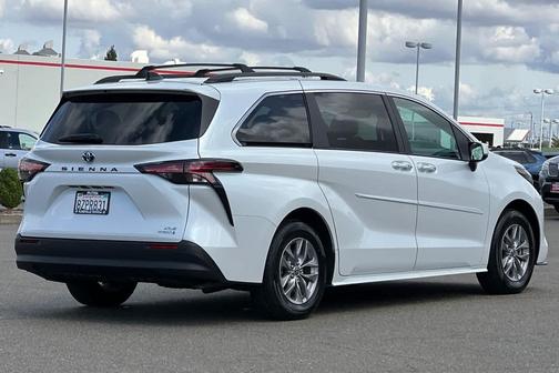 Wind Chill Pearl 2022 Toyota Sienna XLE
