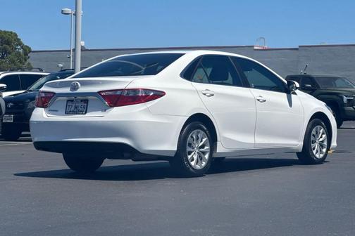 Super White 2017 Toyota Camry LE