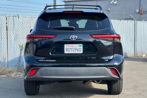 Midnight Black Metallic 2021 Toyota Highlander LE