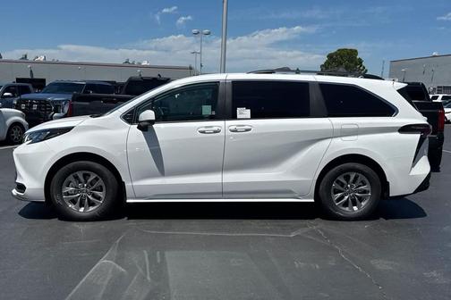Ice Cap 2026 Toyota Sienna LE