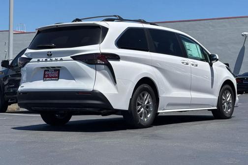 Ice Cap 2026 Toyota Sienna LE