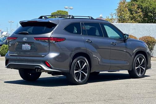 Magnetic Gray Metallic 2021 Toyota Highlander XSE