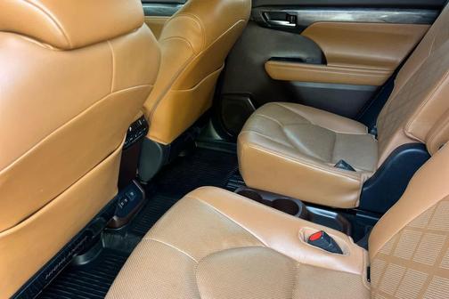 Moon Dust 2021 Toyota Highlander Platinum