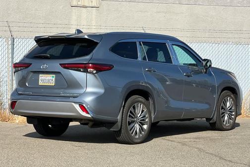 Moon Dust 2021 Toyota Highlander Platinum