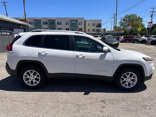 Bright White Clearcoat 2018 Jeep Cherokee Latitude