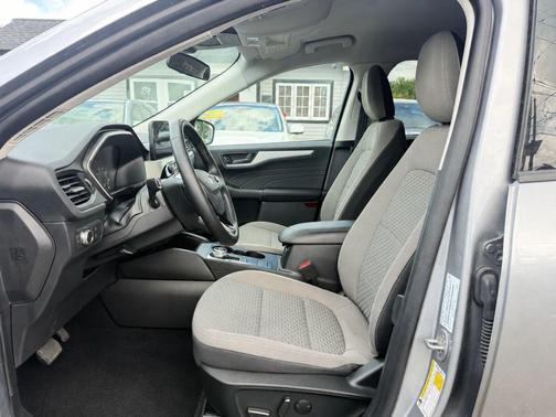 Iconic Silver Metallic 2022 Ford Escape SE