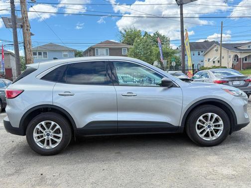 Iconic Silver Metallic 2022 Ford Escape SE