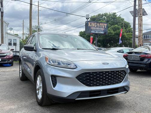 Iconic Silver Metallic 2022 Ford Escape SE