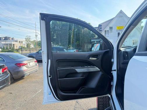 Summit White 2019 Chevrolet Colorado LT
