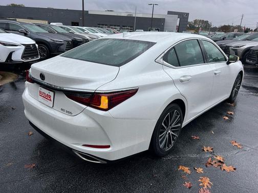 2022 Lexus ES 350 Base