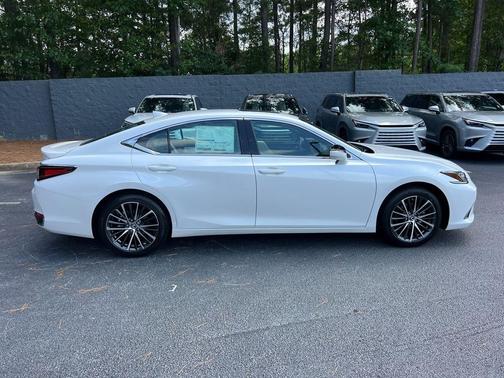 2025 Lexus ES 300h F SPORT Design