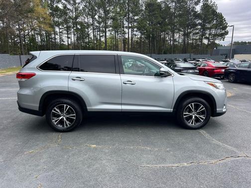 Celestial Silver Metallic 2019 Toyota Highlander LE