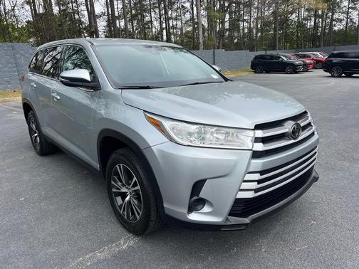Celestial Silver Metallic 2019 Toyota Highlander LE