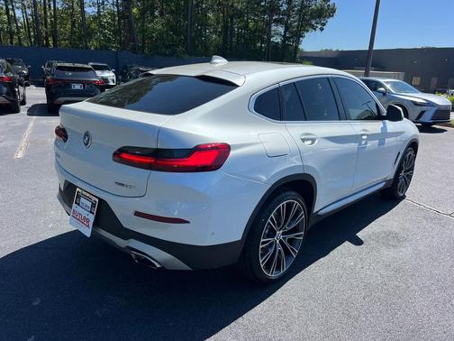 Mineral White Metallic 2025 BMW X4 xDrive30i