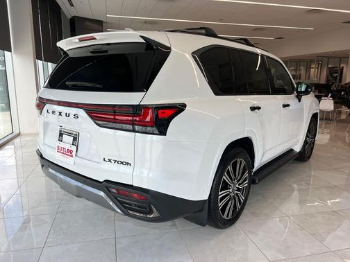 2025 Lexus LX 700h Luxury