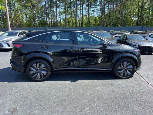 Deep Ocean Blue Pearl/Black Diamond Pearl 2024 Nissan ARIYA EVOLVE+