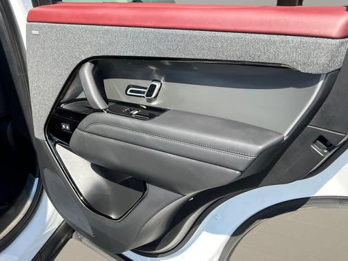 Ostuni Pearl White Metallic 2024 Land Rover Range Rover Sport SE