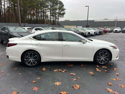 2025 Lexus ES 300h Base